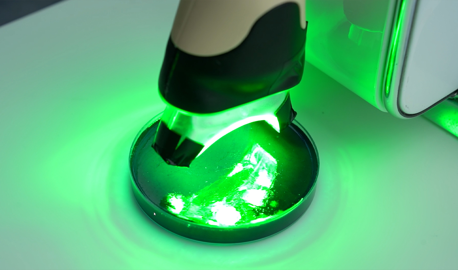 Close-up van een tandheelkundige ingreep met behulp van groene lichttechnologie.