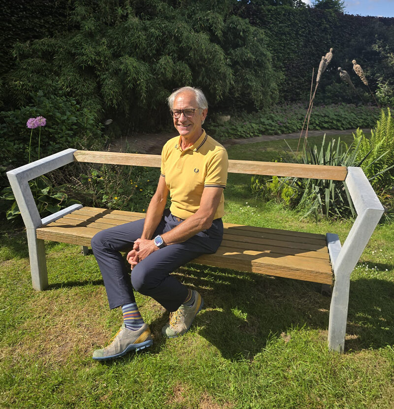 nanowhite_tandenbleken Een man in een geel shirt zit op een bankje in het park. Ons team van specialisten.
