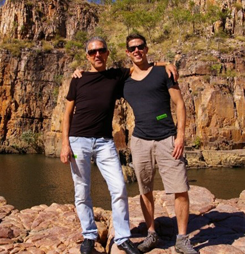 nanowhite_tandenbleken Twee mannen, mogelijk vader en zoon, lachend samen buiten. Ons team.