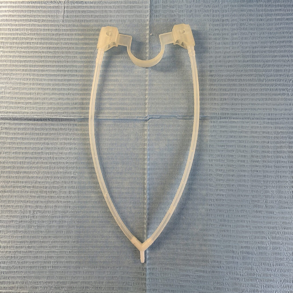nanowhite_tandenbleken Transparante chirurgische retractor van plastic op een blauwe chirurgische doek